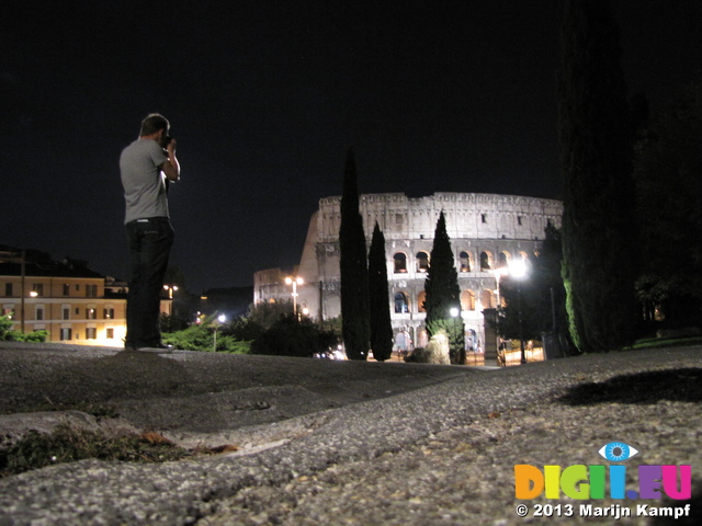 SX31492 Pepijn photographing the Colosseum at night